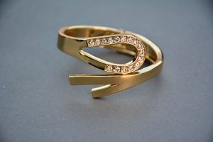 złoty zaręczynowy pierścionek